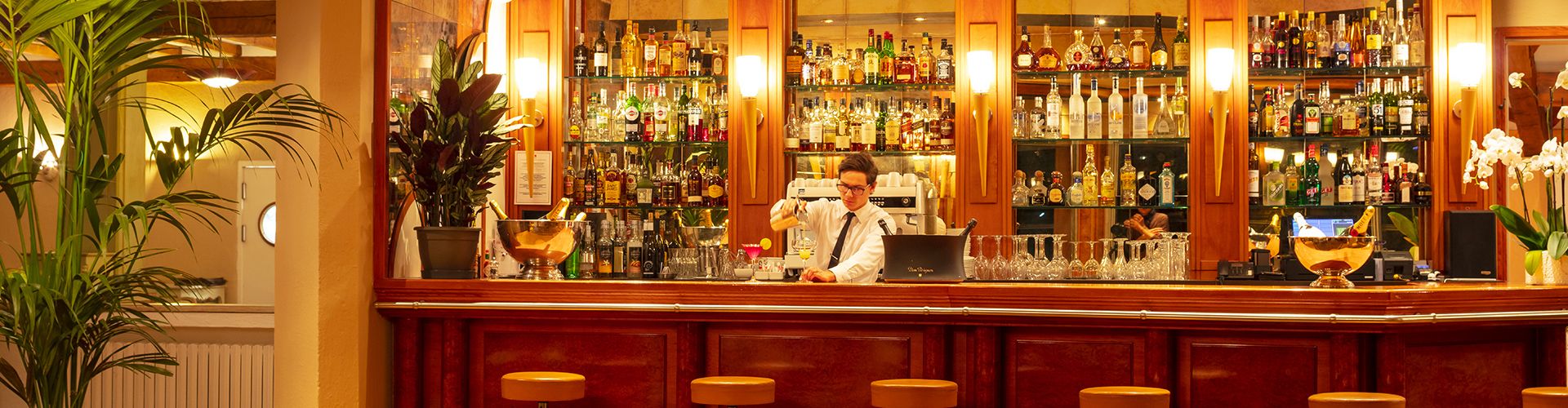barman en train de préparer un cocktail au bar de l'hôtel-restaurant la mandarine